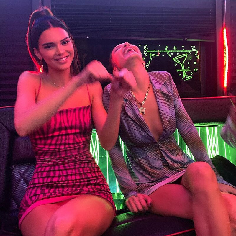 Chiếc bodycon họa tiết và thiết kế rất đơn giản lại đẳng cấp không ngờ khi được cô nàng khoác lên.