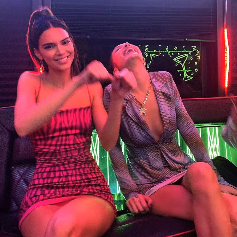 Chiếc bodycon họa tiết và thiết kế rất đơn giản lại đẳng cấp không ngờ khi được cô nàng khoác lên.