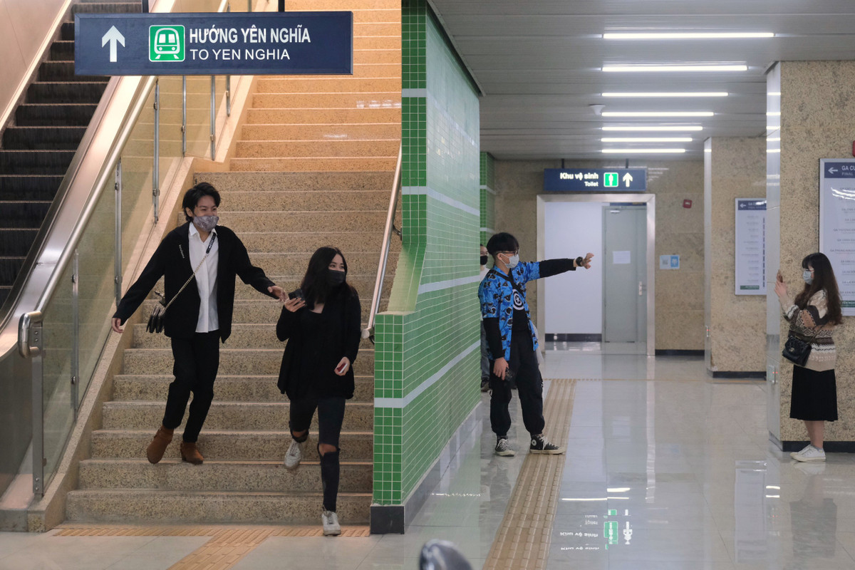 Trend chup anh voi tau Cat Linh - Ha Dong ha nhiet-Hinh-6