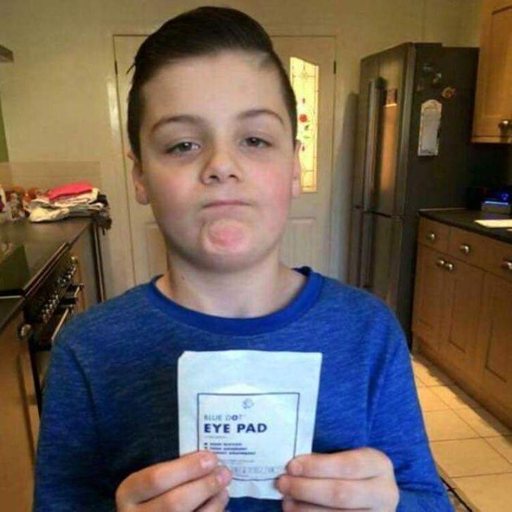 òn bé mà đã đòi hỏi “iPad”, bố mẹ nhanh trí cho ngay cái “Eye pad” – miếng bịt mắt.