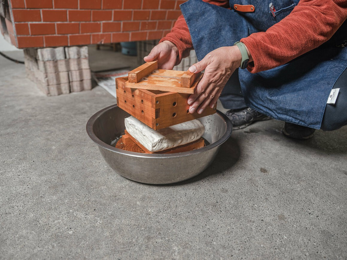 Và ép chặt cho đến khi thành khối.