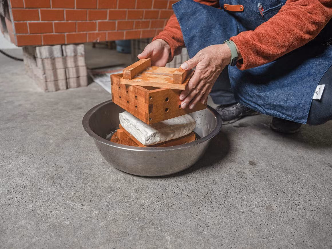 Và ép chặt cho đến khi thành khối.