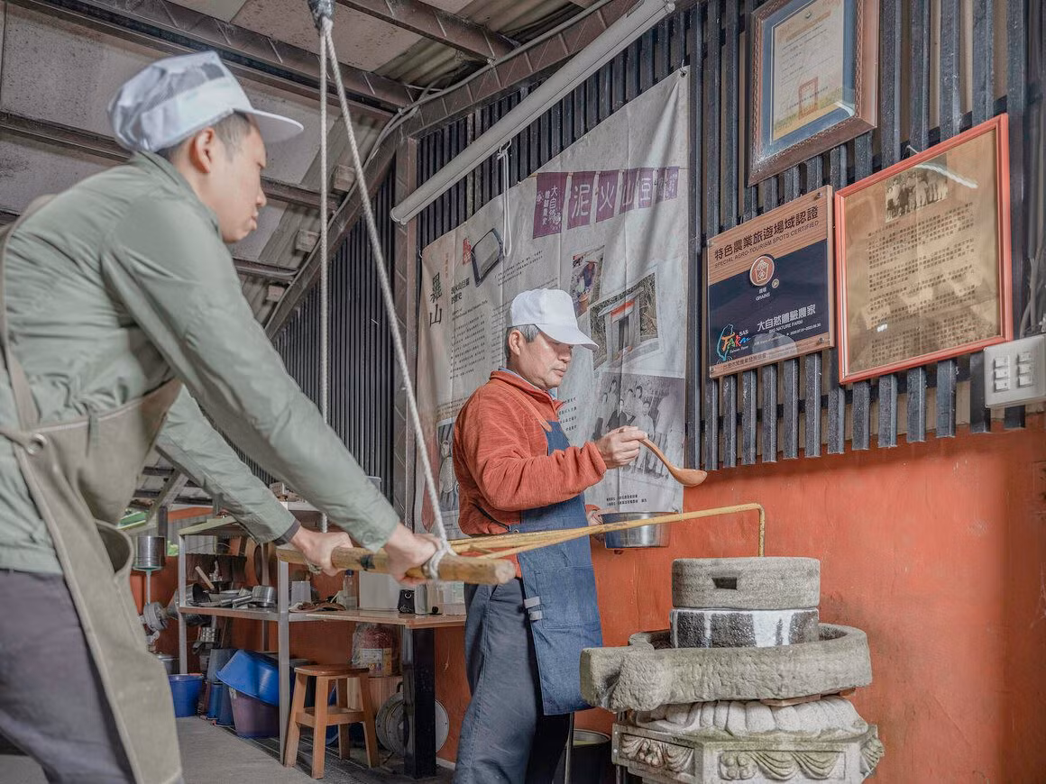 Khác với những loại thông thường, đậu phụ dùng nước muối từ núi lửa bùn không thể làm theo công thức cố định, mà phải dựa trên kinh nghiệm và sự tỉ mỉ, cẩn thận trong từng công đoạn.