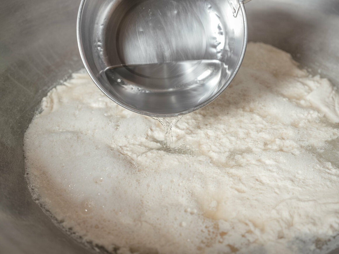 Nước muối từ núi lửa được thêm vào trong quá trình nấu. Độ đậm nhạt của nước thay đổi theo mùa và theo thời tiết, cần phải cho đủ lượng, nếu không thành phẩm sẽ không như ý.