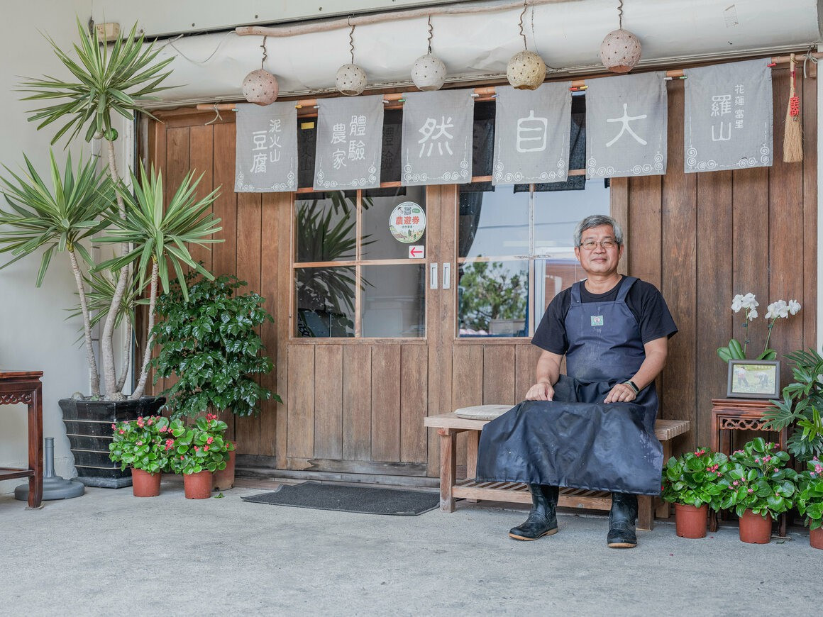 Nhiều hộ dân trong làng mở nhà hàng chuyên các món về đậu phụ, hoặc tổ chức các lớp dạy nấu ăn dựa trên nguyên liệu này. Trong ảnh, ông Lin Yih-Cheng đang ngồi ngoài xưởng làm đậu hữu cơ của mình.