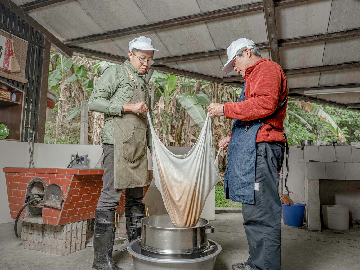 Sau khi nấu, đậu được lọc bằng vải.