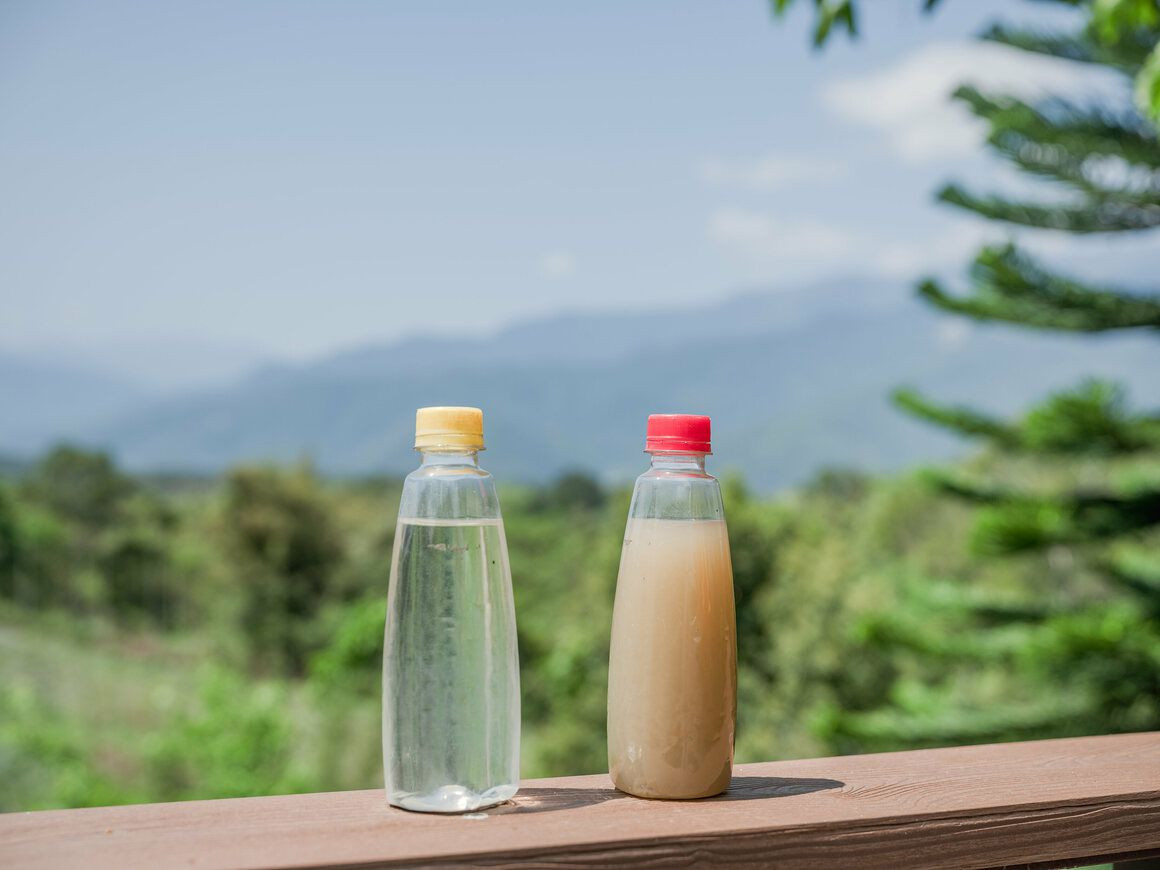 Nước của núi lửa bùn chứa muối và khoáng chất, được lấy từ vô số điểm trong vùng. Nước được để khoảng một tuần cho bùn lắng xuống và trở nên trong suốt, có vị mặn dịu.