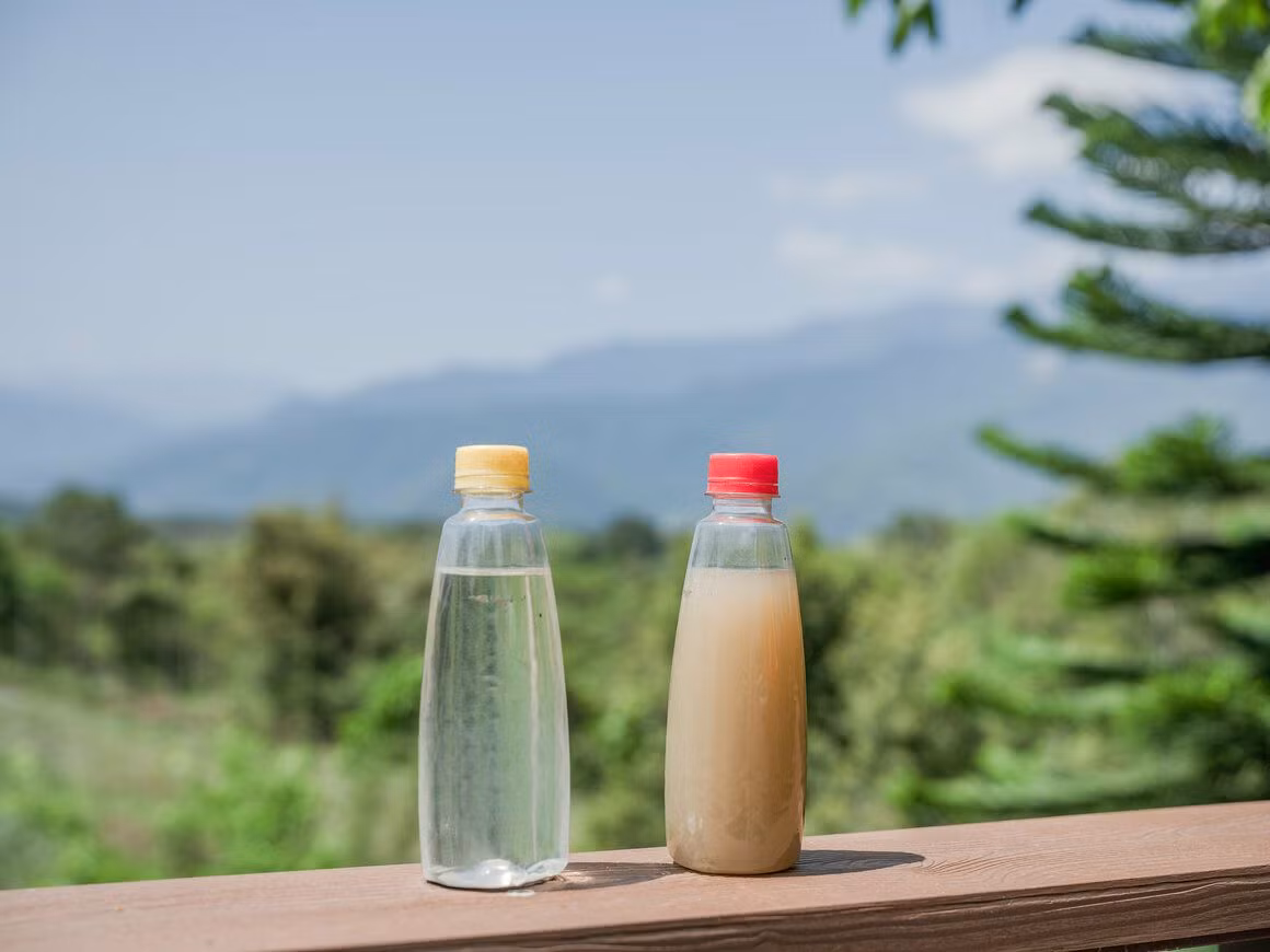 Nước của núi lửa bùn chứa muối và khoáng chất, được lấy từ vô số điểm trong vùng. Nước được để khoảng một tuần cho bùn lắng xuống và trở nên trong suốt, có vị mặn dịu.