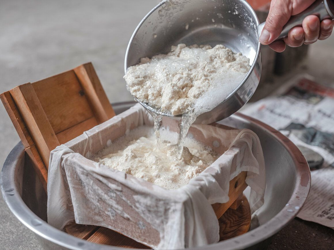 Phần bã được cho vào khuôn gỗ...