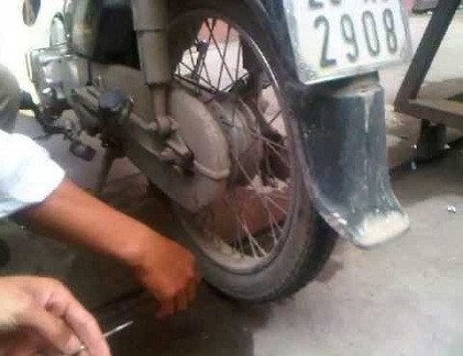 Hai đối tượng đã bị bắt quả tang khi đang chọc lốp xe của khách trong siêu thị BigC. (Ảnh minh họa)