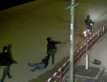 Kéo lê hành khách trên đường. Ảnh: Cắt từ clip