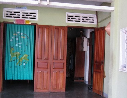 Mặc dù có mẹ vợ ở nhà nhưng Thọ vẫn bất chấp, nhất định chiếm lấy cô em vợ.