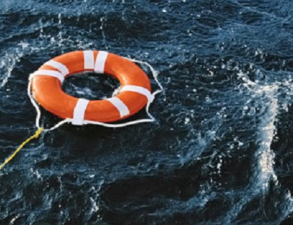 Bám được vào bè cứu sinh hay bất kỳ vật nổi nào cũng sẽ làm tăng tỷ lệ sống sót.