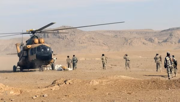 Trực thăng Mi-17 trong một lần đưa đồ cứu trợ ở Afghanistan.
