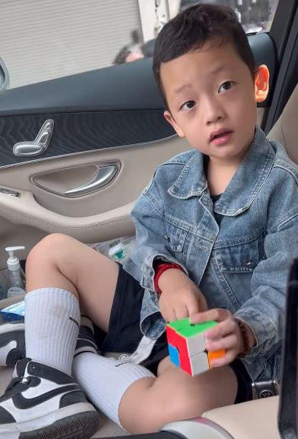 Con trai Ly Kute cang lon cang giong bo Mac Hong Quan-Hinh-3