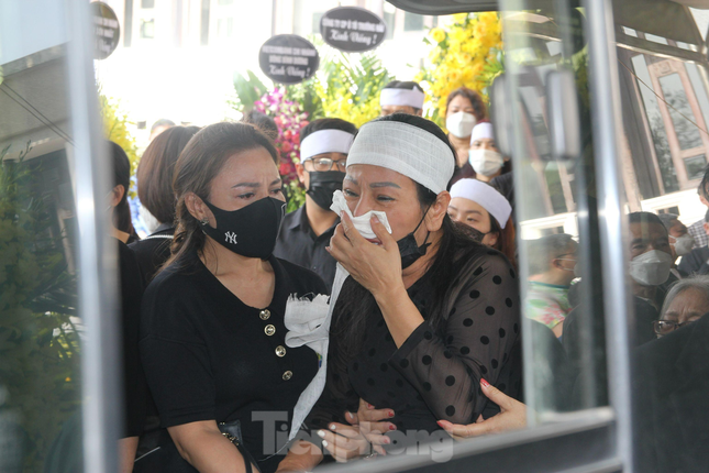 Gia dinh, dong nghiep tien dua nhac si Hong Dang ve dat me-Hinh-15