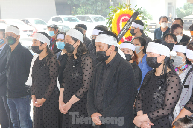 Gia dinh, dong nghiep tien dua nhac si Hong Dang ve dat me-Hinh-4