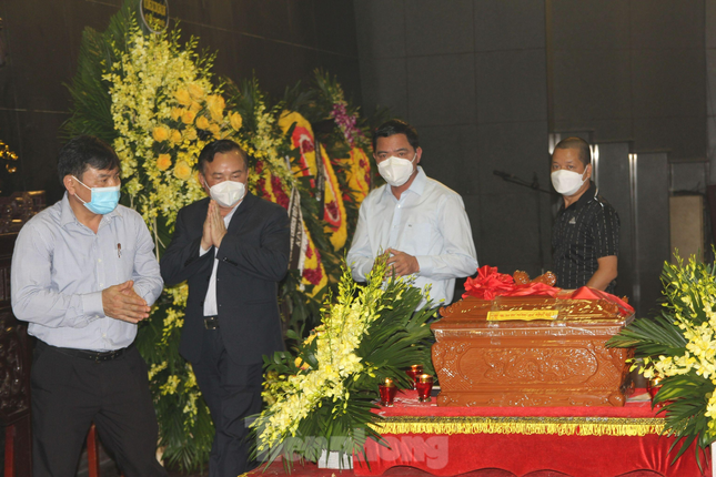 Gia dinh, dong nghiep tien dua nhac si Hong Dang ve dat me-Hinh-8