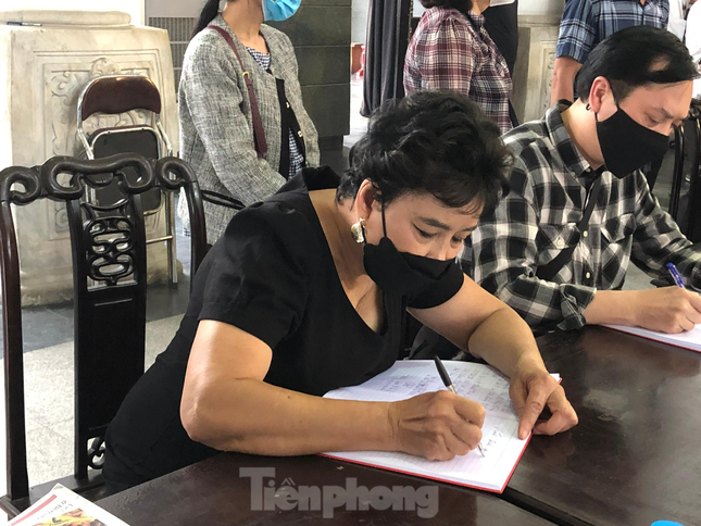 Gia dinh, dong nghiep tien dua nhac si Hong Dang ve dat me-Hinh-10