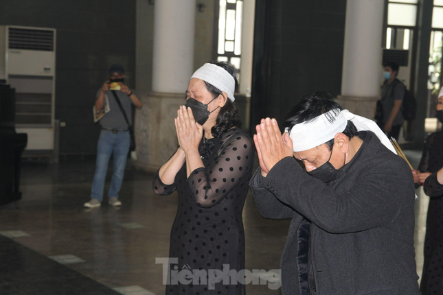 Gia dinh, dong nghiep tien dua nhac si Hong Dang ve dat me-Hinh-5