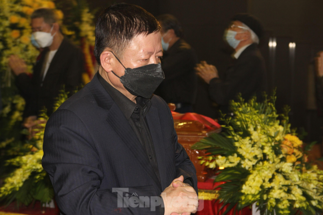 Gia dinh, dong nghiep tien dua nhac si Hong Dang ve dat me-Hinh-9