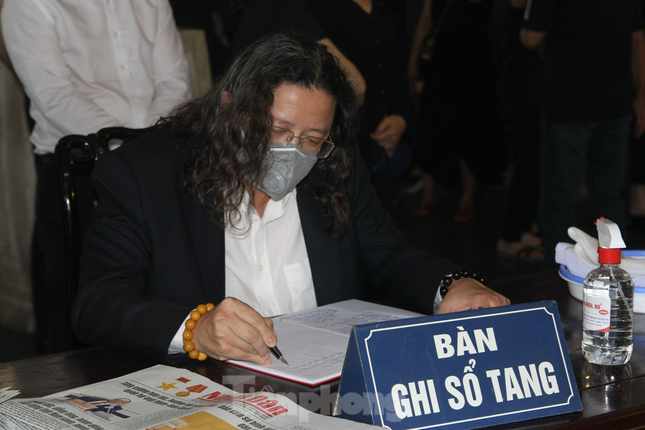 Gia dinh, dong nghiep tien dua nhac si Hong Dang ve dat me-Hinh-11