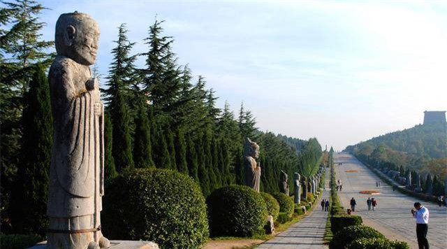 Chuyện ít biết về lăng mộ bí ẩn nhất thế giới của Võ Thắc Thiên ảnh 1