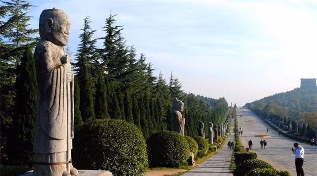 Chuyện ít biết về lăng mộ bí ẩn nhất thế giới của Võ Thắc Thiên ảnh 1