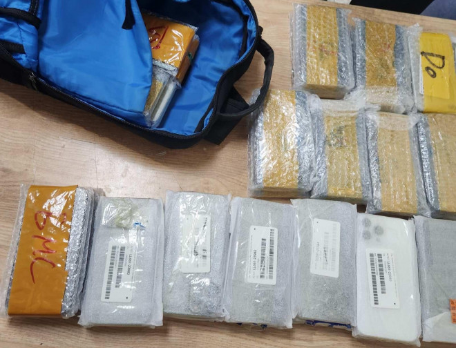 Tom gon hon 700 chiec Iphone nhap lau cua hanh khach tai san bay