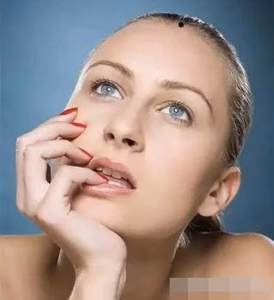 Voi vet den nay tren mat, phu quy se theo ban suot doi