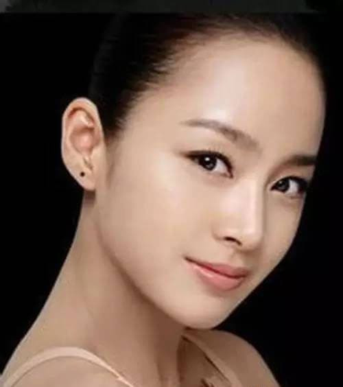 4. Nốt ruồi ở vành tai: Phú quý. Người có nốt ruồi ở vành tai có phúc khí và dễ kiếm tiền nhanh chóng.