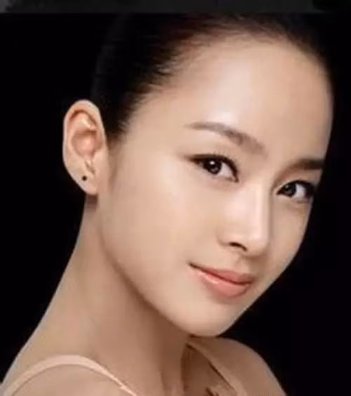 4. Nốt ruồi ở vành tai: Phú quý. Người có nốt ruồi ở vành tai có phúc khí và dễ kiếm tiền nhanh chóng.