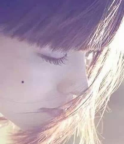 5. Nốt ruồi trên mặt phải: Tài năng vượt trội. Nốt ruồi ở bên phải khuôn mặt là dấu hiệu thể hiện tài năng vượt trội. Nếu bạn chưa phát triển được, hãy xem điều gì đang kìm hãm bạn.