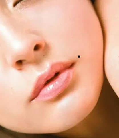  10. Nốt ruồi ở khóe miệng: Đầy đủ. Nốt ruồi ở khóe miệng là nốt ruồi về ăn uống, cho thấy người đó sẽ không bao giờ phải lo cơm ăn áo mặc.