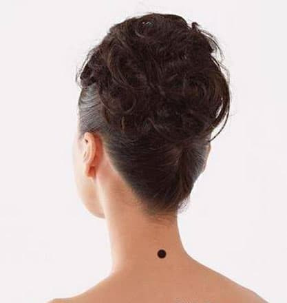 11. Sau gáy có nốt ruồi: Có người giúp đỡ. Nốt ruồi sau gáy có nghĩa là bạn có quý nhân chống lưng, được quý nhân phù trợ trong công việc, làm ăn.