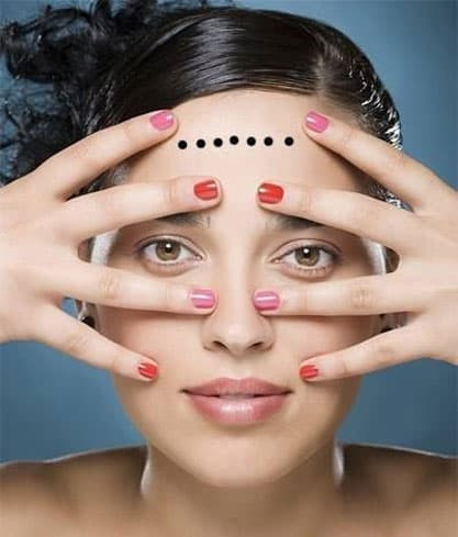 2. Bảy nốt ruồi trên trán: Vượng phí. Rất hiếm khi một người nào đó có bảy nốt ruồi trên trán. Đương nhiên nếu ai may mắn sở hữu thì cuộc đời tràn ngập vượng khí. 