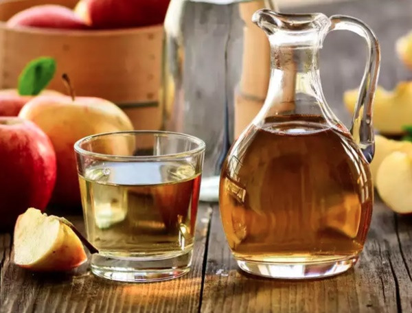 iấm táo: Bạn có thể thêm 2-3 muỗng canh giấm táo vào cốc nước và uống khi bụng đói. Đừng quên, hãy thực hiện công việc này vào sáng sớm. ACV (giấm táo) sẽ giúp bạn làm sạch ruột, duy trì mức độ pH, trạng thái axit trong dạ dày và thúc đẩy quá trình trao đổi chất, đồng thời giúp bạn giảm mỡ bụng và mỡ toàn thân.