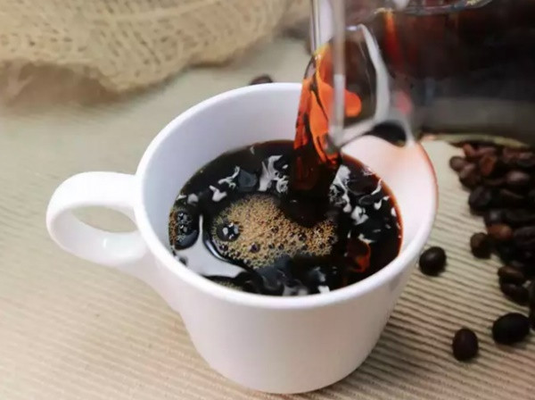 à phê đen: Cà phê đen cung cấp cho bạn một nguồn năng lượng nhân tạo, và thúc đẩy hoạt động của tuyến thượng thận. Chính vì thế, cà phê đen thường được dùng như một thức uống trước khi tập luyện. Trong khoảng thời gian thực hiện kế hoạch ăn kiêng keto, bạn có thể uống cà phê đen để có một nguồn năng lượng dồi dào. Điều này dẫn đến việc đốt cháy nhiều calo hơn và giảm cân.