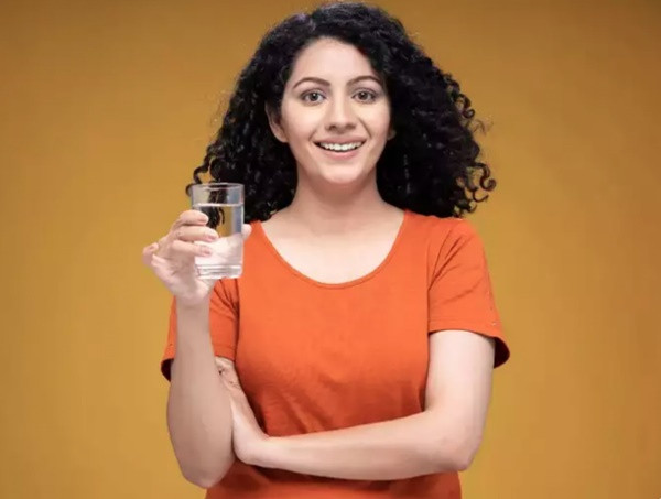 ước: Đừng bao giờ đánh giá thấp sức mạnh của nước lã. Bạn càng tiêu thụ nhiều nước, nó sẽ giúp bạn giữ được cơ bắp, điều này gián tiếp giúp bạn đốt cháy chất béo, ngay cả khi bạn đang ngủ. Cơ thể tiến hành đốt cháy chất béo khi bạn say giấc được gọi là quá trình dị hóa, lúc đó 1 lượng nước thích hợp sẽ được duy trì hoặc giữ lại ở cơ bắp và các cơ sẽ giúp đốt cháy chất béo. Do đó, nước là một phần quan trọng trong chế độ ăn uống của bạn và không thể thay thế được với bất cứ loại đồ uống nào.