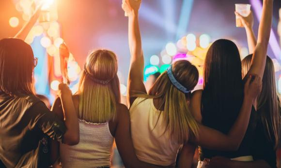 Top 4 chom sao phu nu sinh ra de lam ban than-Hinh-2