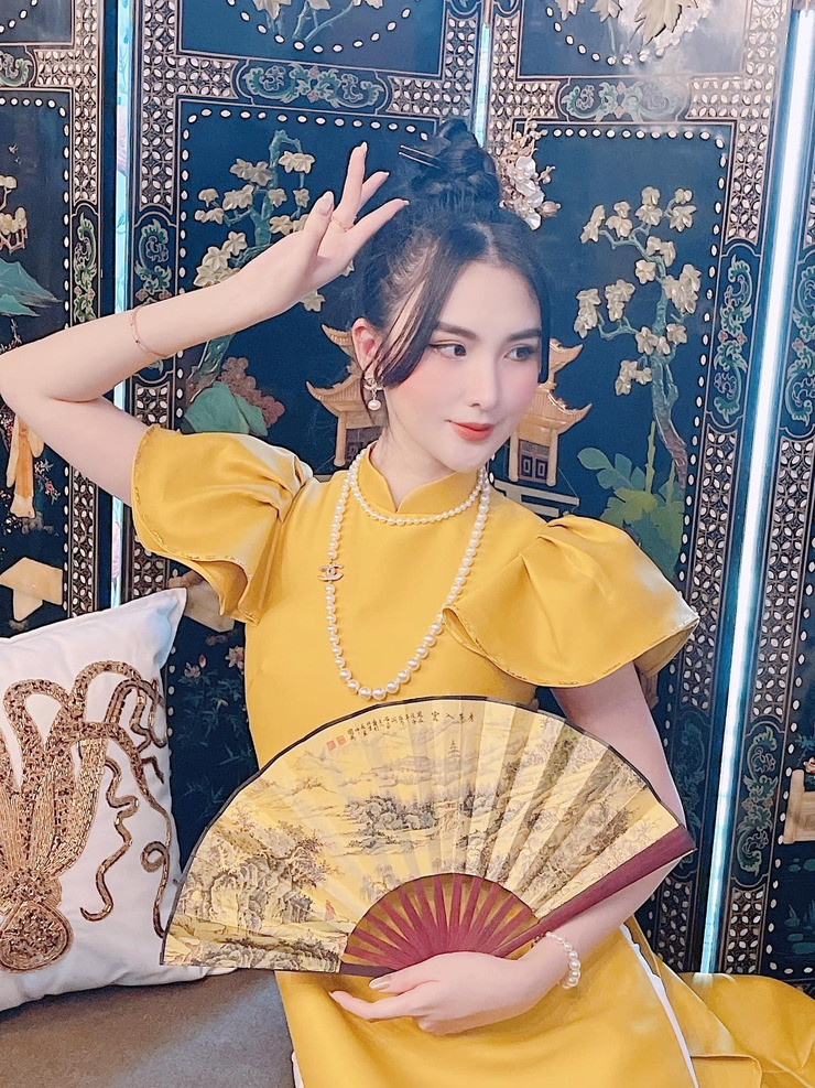 Ngọc Loan có chiều cao nổi bật là 1m72 cùng vóc dáng cân đối, diện mạo xinh xắn như búp bê.