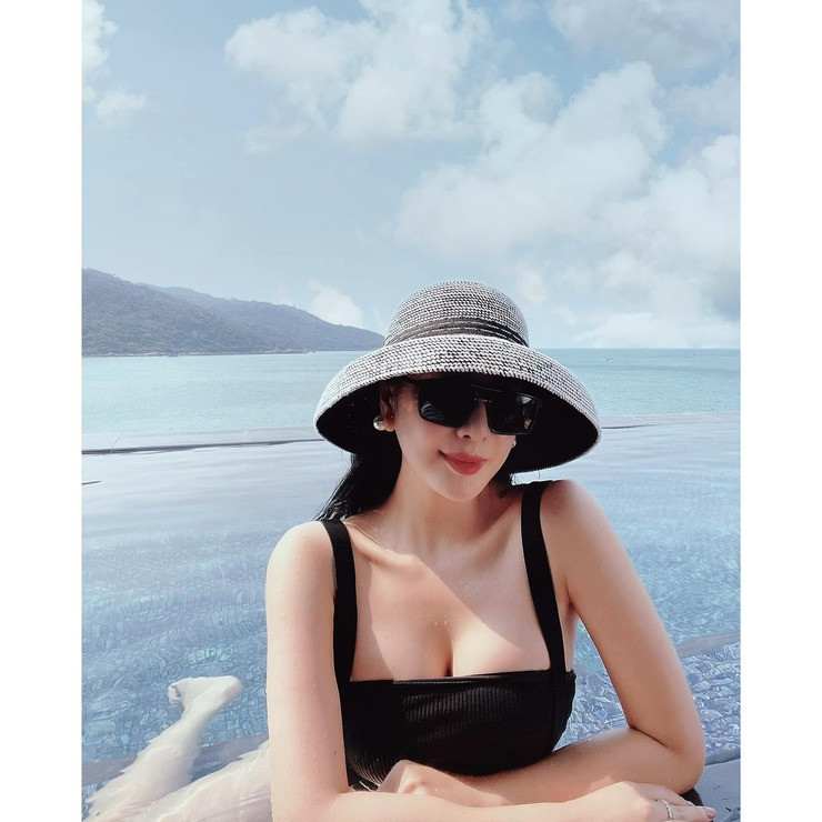 Nàng hot girl xinh đẹp được nhắc đến là thành viên của hội "rich kid" Việt. Hiện tại, cô phát triển sự nghiệp kinh doanh thời trang.