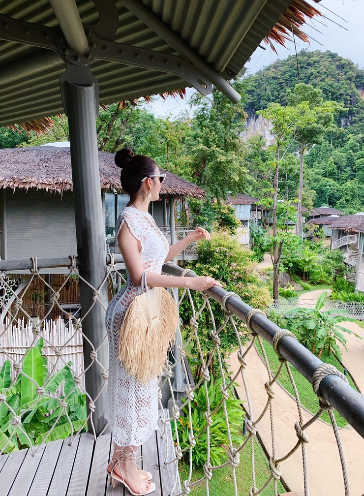 Người đẹp 9x hiện tại khá kín tiếng nhưng vẫn có những hoạt động tham gia sự kiện giải trí.