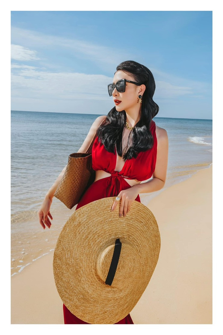 Thanh Tú có gương mặt v-line, đường nét nhỏ nhắn như búp bê. Ngoài ra, cô cũng có thân hình mảnh mai.