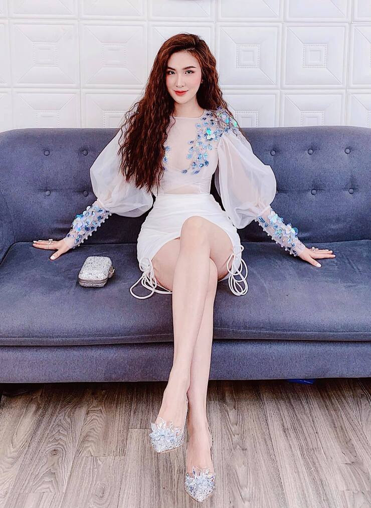 Đặc biệt, người đẹp sở hữu vòng eo vượt chuẩn - chỉ 55, 56 cm.