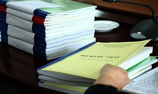 7 thứ tiêu tài tán của. Giấy tờ tài chính cũ. Loại bỏ hóa đơn cũ, sao kê ngân hàng và các giấy tờ cũ khác một cách nhanh chóng. Các thủ tục giấy tờ tài chính cũ thu hút sự tiêu cực. Nếu bạn phải giữ chúng, hãy dành một vị trí đặc biệt. Nếu có thể, hãy giữ một bản sao online/ kỹ thuật số bên mình.