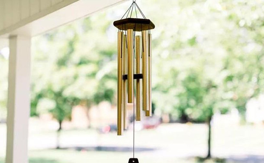 Cài đặt chuông gió. Theo phong thủy, nếu nhà khuyết góc Đông Bắc thì công việc làm ăn dù có cố gắng đến mấy cũng không có gì tiến triển. 
