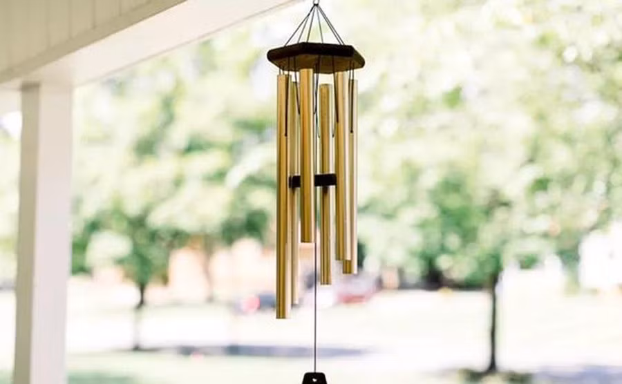 Cài đặt chuông gió. Theo phong thủy, nếu nhà khuyết góc Đông Bắc thì công việc làm ăn dù có cố gắng đến mấy cũng không có gì tiến triển. 