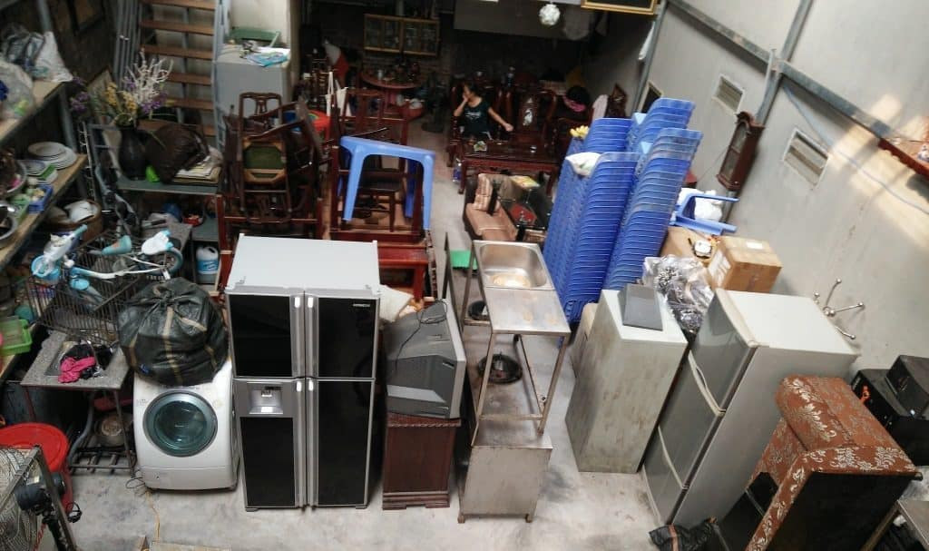 Đồ cũ. Sự gắn bó với một số thứ giữ trong nhà sẽ mang lại tiêu cực trong cuộc sống. Nó có thể là quần áo, ảnh hoặc nhật ký... Lấy chúng ra càng sớm càng tốt. Bằng cách tuân theo các quy tắc Phong thủy này, bạn sẽ cảm thấy tích cực trong cuộc sống. Mà tiền tiết kiệm cũng sẽ nhiều hơn. 