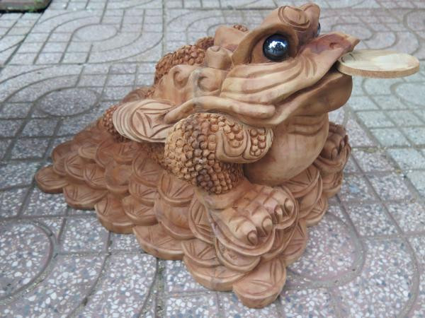 Cóc ba chân ngậm tiền vàng. Cóc vàng giúp mang lại may mắn, thu hút tiền bạc ngay lập tức.